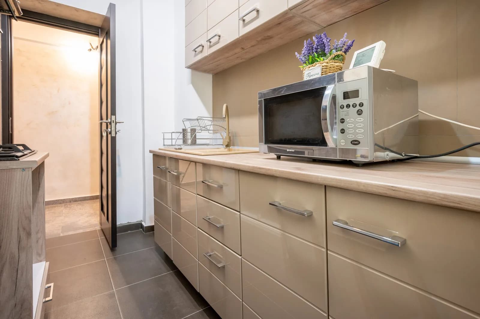 Fully equipped kitchenette